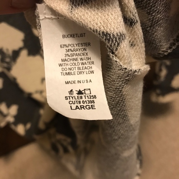 🆕 Soft grey floral top - Picture 3 of 4